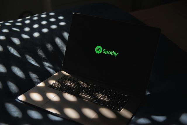 Spotify Dinleyicilerini Gerçek Hayranlara Dönüştürme: Spotify Dinlenme ve Spotify Takipçi Sayısını Artırmanın Yolları